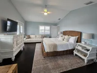 Beach House ! Sunset Decks ! Walk to Beach & John's Pass Boardwalk - 4-Star