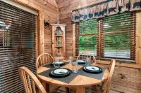 Romantic Hideaway: Near Dollywood & Outlets Intimate, Fireplace, Private Hot Tub - Boutique