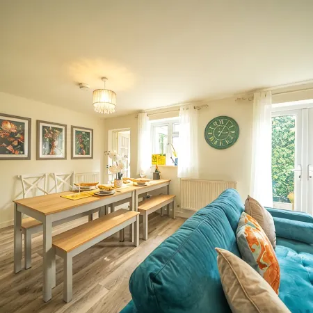 5 BD 3 bath/3 Car Drive/Large Garden/Pet Friendly