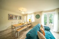 5 BD 3 bath/3 Car Drive/Large Garden/Pet Friendly - 4-Star