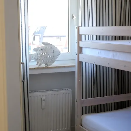 1A apartment, 2-4 people, very close to the beach, central, large garage, family friendly