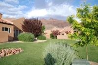 Moab Rim Village - Perfect Location - New Hot Tub! - Homestays