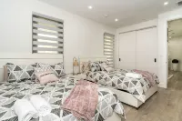 Tropical deluxe villa- weekly and monthly discounts available - Wi-Fi