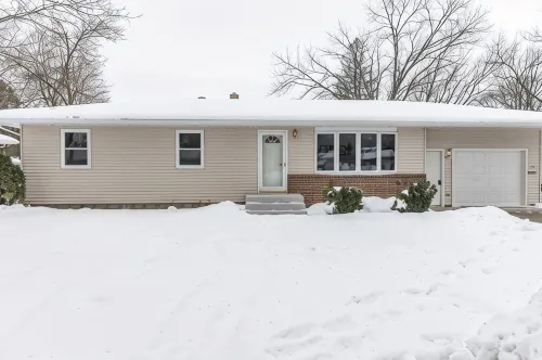 A Cozy Updated 3 Bedroom Home! - Wifi