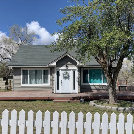 Whitetail cottage! 🦌 Spacious home with game room. Near OIT and SkyLakes.