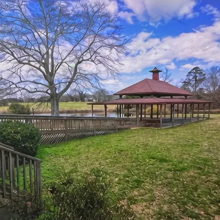 Lodge on the Lake Inside a Family Farm 2 or 5 Bedroom