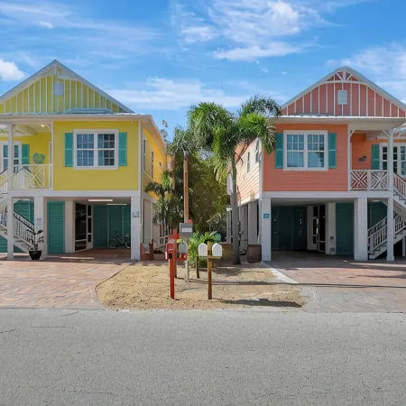 DIRECT WEEKI WACHEE RIVER FRONT! NEW CUSTOMHOME! WELCOME TO RIVER MARGARITAVILLE