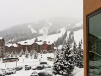 LUXURY STUDIO+BUNK ROOM, VIEWS, MINS TO LIFTS /SHOPS, ONSITE HOT TUB, GARAGE - 2-Star