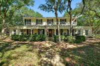 Southern Charm - Huge Hill Country Home on 4 Acres w/Pool, Hot Tub & Fire Pit - 4-Star