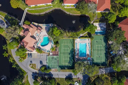 Peaceful Lakeview Condo • 2 Pools • Minutes to Img & Beaches - Balkon