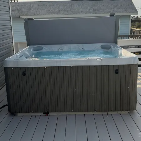 Cozy Beach House with Newly Renovated Kitchen-Just a 1 Minute Walk to the Beach
