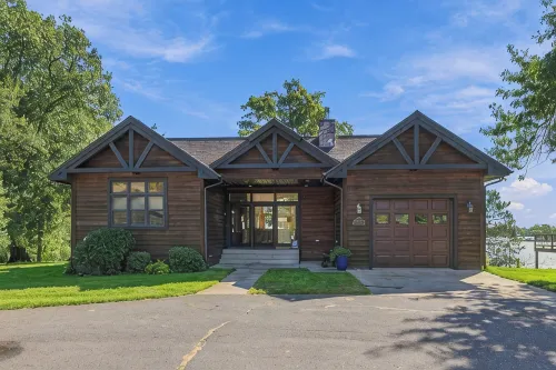 Large Bay Lake Lakefront Cabin w/Game Room & Water-View Deck, Dock and more… - Homestays