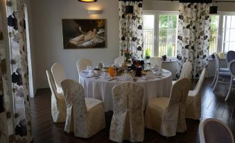 Hotel Bialy Dwor - Housity