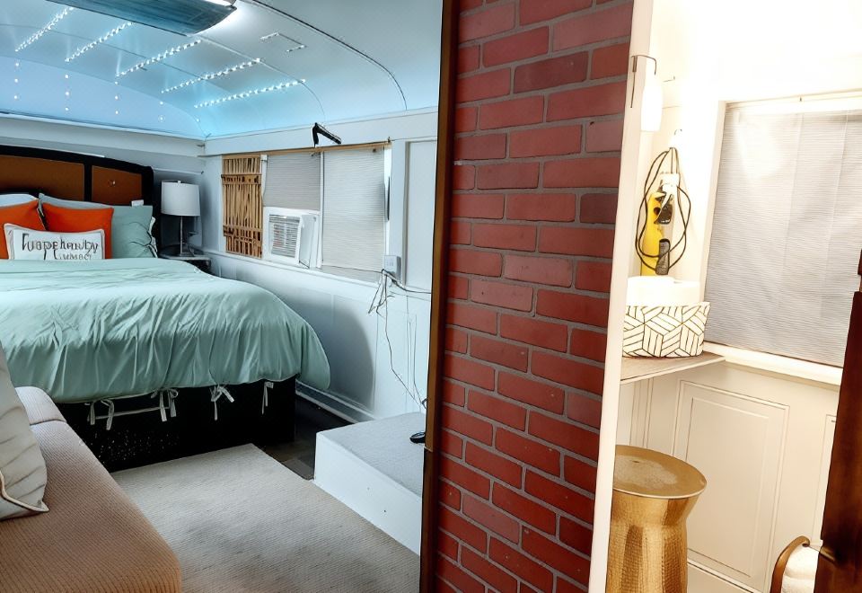 Bruiser Cozy Riverfront School Bus Pet Friendly - Housity