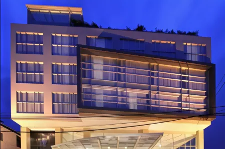 Verona Palace Hotel Bandung Отели рядом с достопримечательностью «Bandung tour on bus (Bandros)»