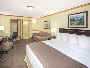 Travelodge by Wyndham Golden Sportsman Lodge