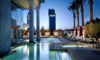 Panoramic Strip Views Open Balcony Free Parking High Floor Sleeps 4