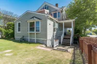 Captains Quarters by the Bay 3 Bedroom Cottage by RedAwning Hotels in Norfolk