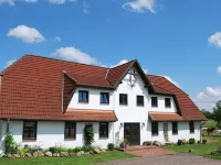 Familienferienwohnung auf urigem Ferienhof Hotels near Zarrenthiner Kiessee