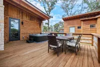 Twin Retreat Cabin #2, Hot Tub, Near Battlefield Golf Course & Shangri La Resort