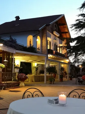 Villa Delle Querce Resort Отели рядом с достопримечательностью «Parrocchia Santa Maria di Monteverde»