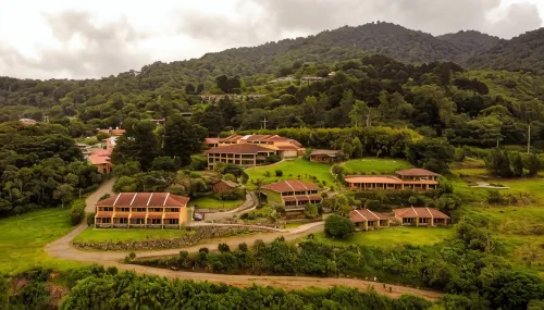 Hotel Montaña Monteverde فنادق في مونتيفيردي