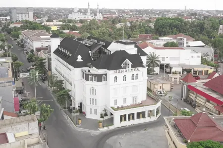 MAHALAYA The Legacy Hotel Отели рядом с достопримечательностью «Balekambang Park»