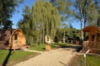 Le Petit Robinson Hotels in Champvert