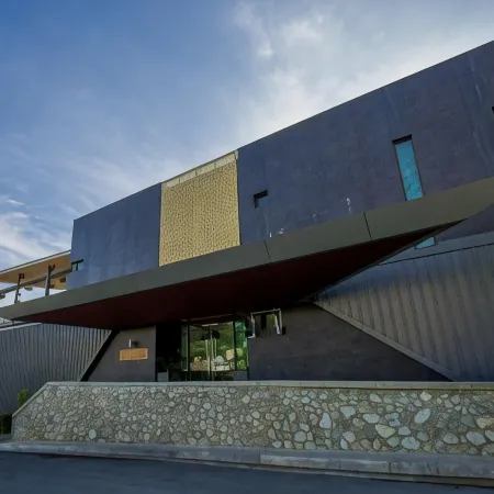 Gateway Hotel & Apartments