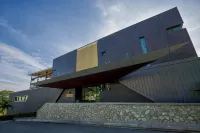 Gateway Hotel & Apartments Hotel a 