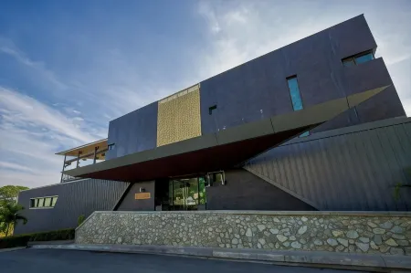 Gateway Hotel & Apartments Отели рядом с достопримечательностью «Университет Папуа-Новая Гвинея»