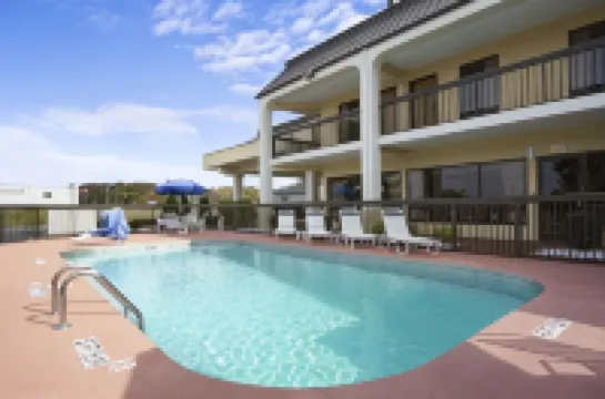 ซุปเปอร์ 8 บายวินด์แฮม แคลฮูน