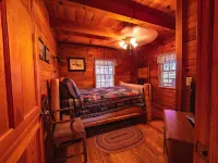Romantic Log Cabin Hideaway, Hot tub nestled Near the Scenic Mississippi River!