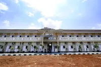 RedDoorz at Putri Syariah Brebes Các khách sạn ở Kedawung