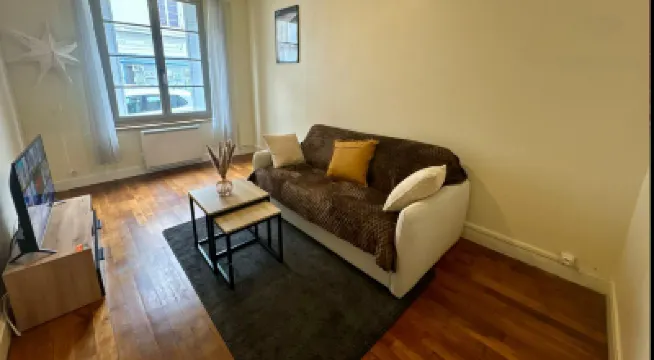 T2 Cozy A Stone's Throw From The Loire Hotels in 