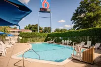 Motel 6 Leominster, MA