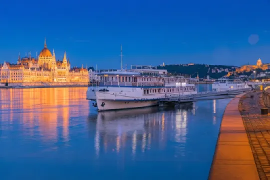 Grand Jules - Boat Hotel Hotel berhampiran Budapest Pinball Museum