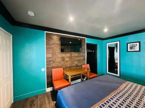 Casa Blanca Inn & Suites