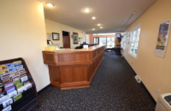 Days Inn by Wyndham Mackinaw City - Lakeview