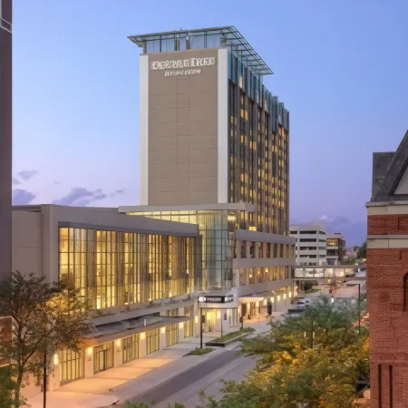 DoubleTree by Hilton Cedar Rapids Convention Complex Отели рядом с достопримечательностью «Колледж Ко»