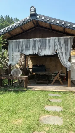 Gyeongju Happy Family Pension Отели рядом с достопримечательностью «Namsan Mountain»