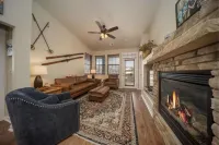 Cozy Fall Retreat, Granby Ranch Condo with Fireplace & Views