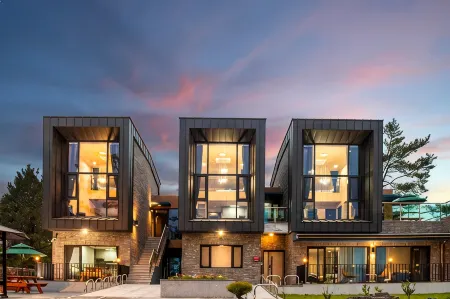 Jeju One Pine Tree Pension Отели рядом с достопримечательностью «Dolgeobugi Suseok Bakmulkwan»