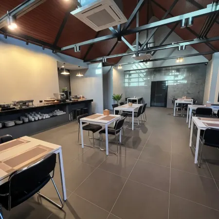 The Hub Suratthani Hotel Отели рядом с достопримечательностью «Парк «Кхун Тхале»»