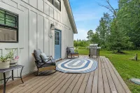 Gorgeous Cottage on Wabasis Lake. Pontoon included & pet friendly! Hotels in Oakfield Township