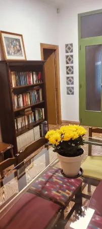 The Almazán. Quiet house with interior courtyard, close to the center and routes.