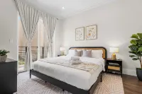 NEW! 3BR/2.5 Bath/15min-NYC /5min-PATH Train, Yard, Gameroom, Parking- SLEEPS 12 - 4-Star