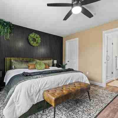 New! 3BR Condo, Private Hot Tub, Close to Strip Rooms