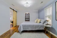 Stylish Retreat w/ Fire Pit & Porch - 무료 와이파이