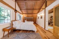 Hot Tub & Sauna - 1 mile from Mount Rainier NP - Forest view - Sleeps 8 - Hytter